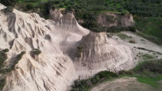 Το κρυμμένο μέρος στην Ελλάδα που μοιάζει με την Καππαδοκία, δείτε εντυπωσιακά βίντεο