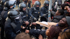 Εκατοντάδες μετανάστες στην Ισπανία εκδιώχθηκαν από πρώην λύκειο όπου είχαν βρει καταφύγιο
