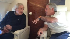 Νέες φωτογραφίες από το αρχείο του Έπσταϊν: Η παρέα με τον Τσόμσκι και το μήνυμα για την «αποστολή κοριτσιών»