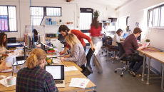 ΕΡΓΑΝΗ ΙΙ: Από σήμερα στο σύστημα το 13ωρο, το τετραήμερο και η σπαστή άδεια – Τι αλλάζει