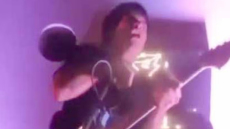 Τρόμος σε μπαρ στο Περού: Τραγουδιστής χτυπήθηκε από το ρεύμα όταν έπιασε το μικρόφωνο, «ωχ, ωχ, ωχ» πρόλαβε να φωνάξει