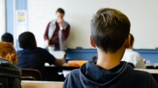 Η Βρετανία εκπαιδεύει δασκάλους για να εντοπίζουν στοιχεία μισογυνισμού στα παιδιά