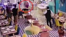 Τραγικός θάνατος για Αυστραλό στην Ταϊλάνδη: Η στιγμή που πέρασε μέσα από γυάλινη πόρτα σε εστιατόριο και πέθανε από την αιμορραγία