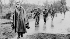 Πίτερ Αρνέτ: Ο πολεμικός ανταποκριτής που μίλησε με Σαντάμ, Μπιν Λάντεν και κολύμπησε με το χειρόγραφό στα δόντια 