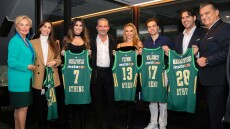 H KAE Παναθηναϊκός και ο όμιλος AKTOR φιλοξένησαν την Κίμπερλι Γκίλφοϊλ στο παιχνίδι με την Χάποελ, φωτογραφίες 