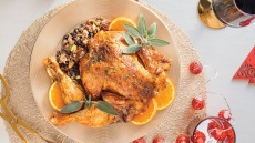 Κοτόπουλο γεμιστό με σταφίδες, μανιτάρια και λιαστή ντομάτα