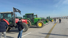 Οι αγρότες έκλεισαν και τα δύο ρεύματα κυκλοφορίας στα διόδια των Μαλγάρων, δείτε εικόνες