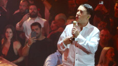 «Είμαι ο Γιώργος ο Μαζωνάκης, ο αληθινός»: Ασφυκτικά γεμάτη η πρεμιέρα του στη σκιά της καταγγελίας του 22χρονου, δείτε βίντεο