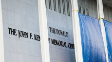 Το Κέντρο Κένεντι μετονομάστηκε σε Trump-Kennedy Center και η ανιψιά του JFK αντέδρασε με οργή: Σε τρία χρόνια, θα πάρω μια αξίνα να ξηλώσω αυτά τα γράμματα