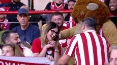 Πρόταση γάμου στο ΣΕΦ στον αγώνα του Ολυμπιακού με τη Βιλερμπάν, δείτε βίντεο