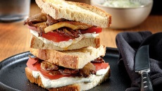 Σάντουιτς με ψητά μανιτάρια και σος γιαουρτιού