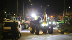 Οι αγρότες έκλεισαν την νέα γέφυρα της Χαλκίδας και παραδρόμους της ΠΑΘΕ, δείτε βίντεο