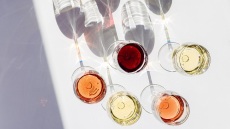 40 ελληνικά κρασιά για το γιορτινό τραπέζι - Κόκκινα, ροζέ, λευκά, αφρώδη, ημίγλυκα, γλυκά (+τιμές)