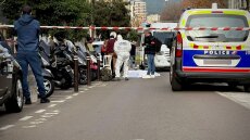 Bίντεο: Αστυνομικοί πυροβολούν και σκοτώνουν έναν 26χρονο που απειλούσε με μαχαίρι περαστικούς στην Κορσική