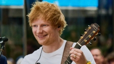 Ο Εντ Σίραν πόζαρε χωρίς μπλούζα μετά την απώλεια 30 κιλών