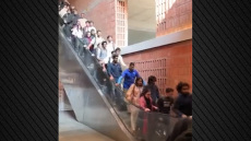 Viral βίντεο σε πανεπιστήμιο του Μπαγκλαντές δείχνει κυλιόμενη σκάλα να... τρέχει με ιλιγγιώδη ταχύτητα