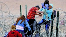 ΗΠΑ: Τέσσερις μετανάστες πέθαναν σε κέντρα κράτησης, οι θάνατοι αυξάνονται σε επίπεδο ρεκόρ το 2025