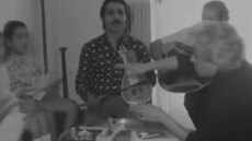 Σπάνιο βίντεο με τη Δόμνα Σαμίου να διδάσκει κρητικά κάλαντα Χριστουγέννων