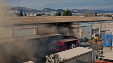 Φωτιά σε αποθήκες εργοστασίου στου Ρέντη, δείτε βίντεο
