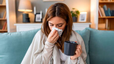 Υπερδιπλασιασμός εισαγωγών ασθενών με γρίπη στα νοσοκομεία, σύσταση ΕΟΔΥ για άμεσο εμβολιασμό και μέτρα