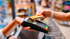 Από τα μετρητά στις κάρτες: Πώς άλλαξαν μέσα σε μια δεκαετία οι συνήθειες πληρωμών στην Ελλάδα