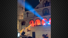 Έστησαν rave πάρτι στα σκαλιά ναού στη Λαμπρινή... με τις ευλογίες του Δήμου Αθηναίων, δείτε τα βίντεο