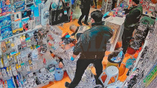 Άγρια συμπλοκή με μαχαιρώματα στα Πατήσια, βίντεο από τη στιγμή που αιμόφυρτος νεαρός ζητά βοήθεια