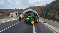 Οι αγρότες έκλεισαν τις σήραγγες στα Τέμπη για τα φορτηγά, δείτε χάρτη με όλα τα μπλόκα στη χώρα 