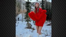 Η Αλεσάντρα Αμπρόσιο ποζάρει με κόκκινη γούνα και μίνι φόρεμα στα χιόνια