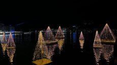 Χριστούγεννα στη Χαλκίδα: Γιορτινά φώτα καθρεπτίζονται στα νερά της