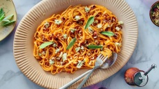 Λινγκουίνι με κρέμα γλυκοπατάτας, μπλε τυρί και φουντούκια
