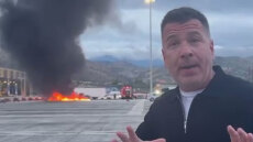 Στις φλόγες τυλίχτηκε αυτοκίνητο στα διόδια Αθηνών Κορίνθου, δείτε βίντεο