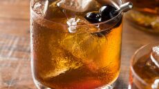 Ουίσκι: Πώς φτιάχνουμε τρία κλασικά κοκτέιλ