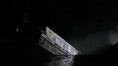 Δείτε βίντεο: Η στιγμή που καταβόθρα «ρούφηξε» σκάφη σε κανάλι στη Βρετανία
