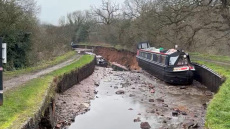 Μεγάλη καθίζηση σε κανάλι στην Αγγλία: Διασώθηκαν τουλάχιστον 10 άνθρωποι που εγκλωβίστηκαν σε βάρκες, δείτε βίντεο και φωτογραφίες