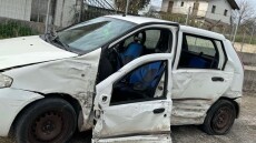 Αγρίνιο: Αυτοκίνητο συγκρούστηκε με φορτηγάκι και κατέληξε σε προστατευτικές μπάρες, δείτε φωτογραφίες