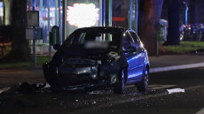 Αυτοκίνητο έπεσε σε στάση λεωφορείου στο Γκίσεν, τέσσερις τραυματίες, δείτε βίντεο