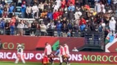 Ο Μουτουσαμί του Ατρομήτου έγινε viral στο Κόπα Άφρικα: Έφυγε με φορείο για να μην αποβληθεί και μετά άρχισε να τρέχει, βίντεο