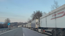 Αγώνας δρόμου για τον εφοδιασμό της αγοράς, εκτελούνται έως και τα μισά δρομολόγια από τα φορτηγά