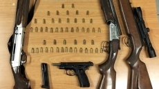 Άνω Λιόσια: Τέσσερα όπλα εντοπίστηκαν σε έφοδο της Αστυνομίας σε σπίτι