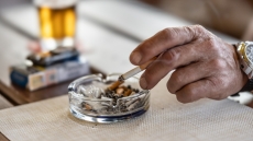 Έλεγχοι και πρόστιμα για κάπνισμα και αλκοόλ σε καταστήματα στο κέντρο της Αθήνας