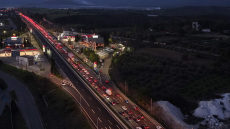 Χριστουγεννιάτικη έξοδος μετ’ εμποδίων: Ποια τμήματα της Αθηνών-Λαμίας έχουν ανοίξει και πού υπάρχουν μπλόκα στις Εθνικές Οδούς