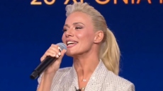 Η Ζέτα Μακρυπούλια έγινε και πάλι «Αμαλία» και τραγούδησε το «Φιλί, φιλί» στο reunion του Παρά Πέντε
