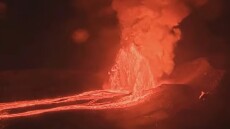 Το Κιλαουέα «βρυχάται» και πάλι: Εκτόξευσε λάβα σε ύψος 420 μέτρων, δείτε βίντεο