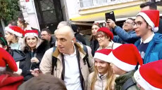 Στους δρόμους για τα κάλαντα βγήκαν οι Έλληνες της Κωνσταντινούπολης, δείτε βίντεο