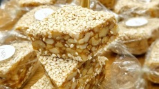 Το παστέλι της Άνδρου και οι χριστουγεννιάτικες βεγγέρες: Ένα κέρασμα με ιστορία