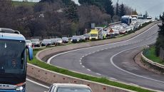 Δεύτερη ημέρα εξόδου για τα Χριστούγεννα με μπλόκα: Χαμηλές ταχύτητες στη Ριτσώνα, πού κινούνται τα οχήματα σε μία και πού σε δύο λωρίδες