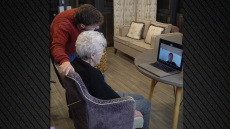 Η έκπληξη του Ρόμπι Γουίλιαμς σε 94χρονη θαυμάστριά του, δείτε βίντεο