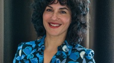 Τα μεσομανιάτικα Χριστούγεννα όπως τα ονειρεύεται η Σταυριανή Ζερβακάκου