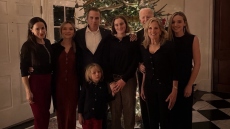 Ο Μπάιντεν δημοσίευσε μια χριστουγεννιάτικη φωτογραφία που μόλις διακρίνεται: «Πού είναι ο Τζο;»